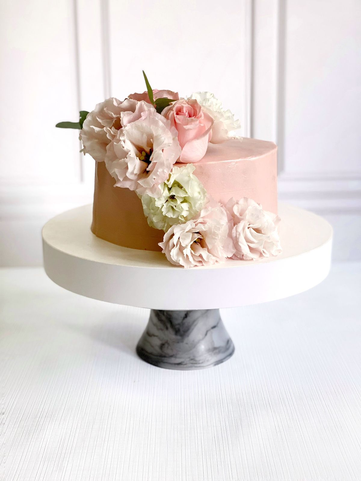 Pastel de temporada con flores naturales CDMX
