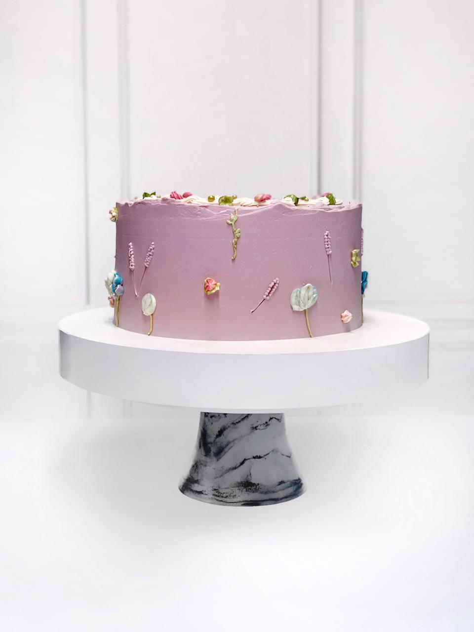 Pastel con flores naturales para eventos CDMX